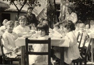 Comida en el patio años 70